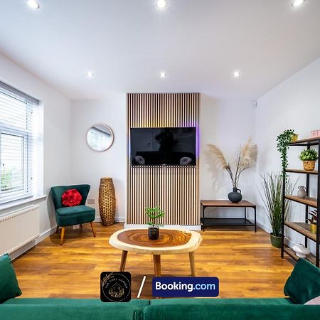 Cosy 3-Bed House, Garden & Free Parking In Stretford Apartment Манчестър Екстериор снимка