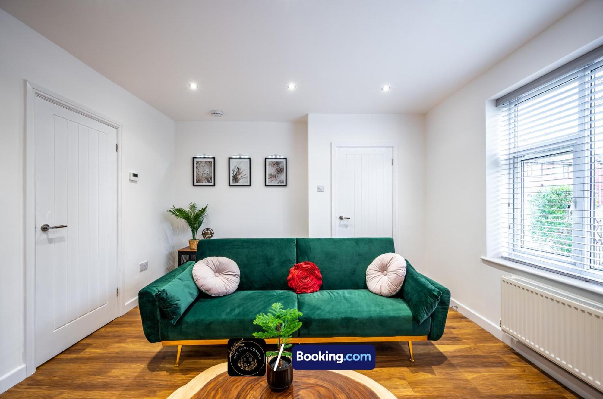 Cosy 3-Bed House, Garden & Free Parking In Stretford Apartment Манчестър Екстериор снимка