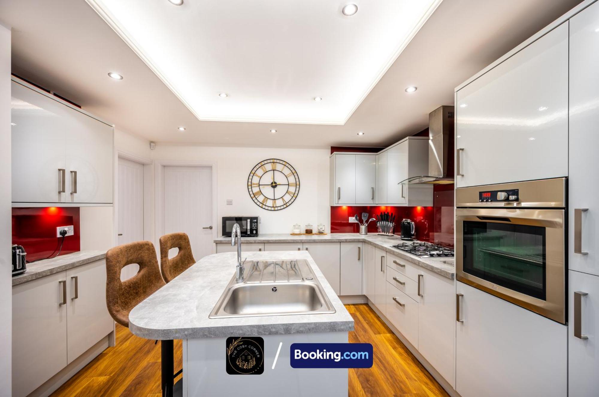 Cosy 3-Bed House, Garden & Free Parking In Stretford Apartment Манчестър Екстериор снимка