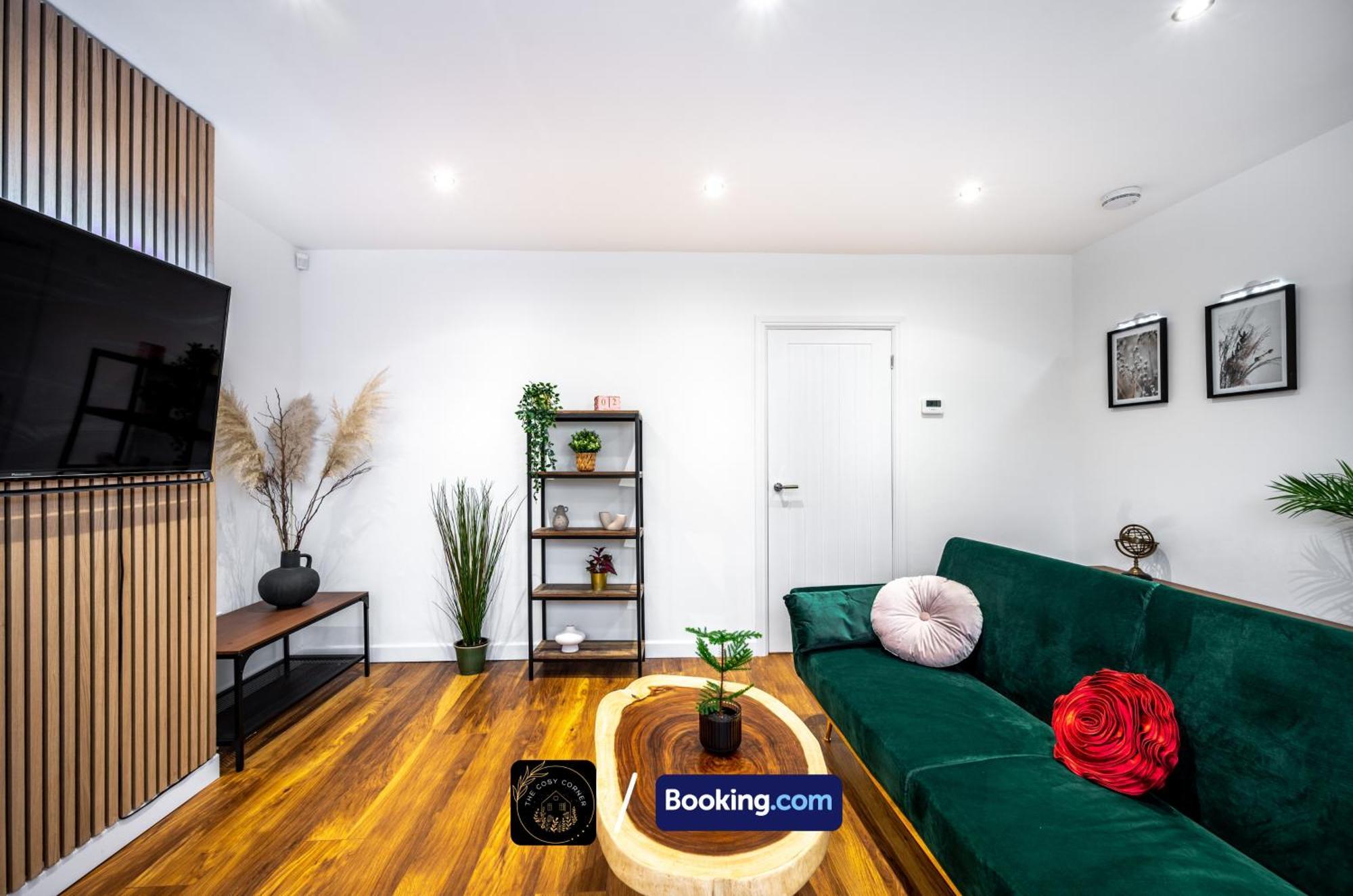 Cosy 3-Bed House, Garden & Free Parking In Stretford Apartment Манчестър Екстериор снимка