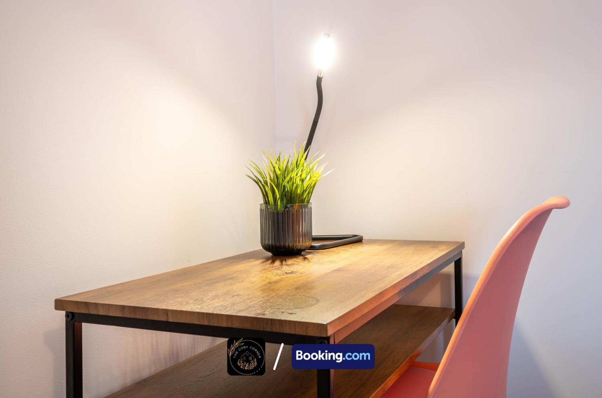 Cosy 3-Bed House, Garden & Free Parking In Stretford Apartment Манчестър Екстериор снимка