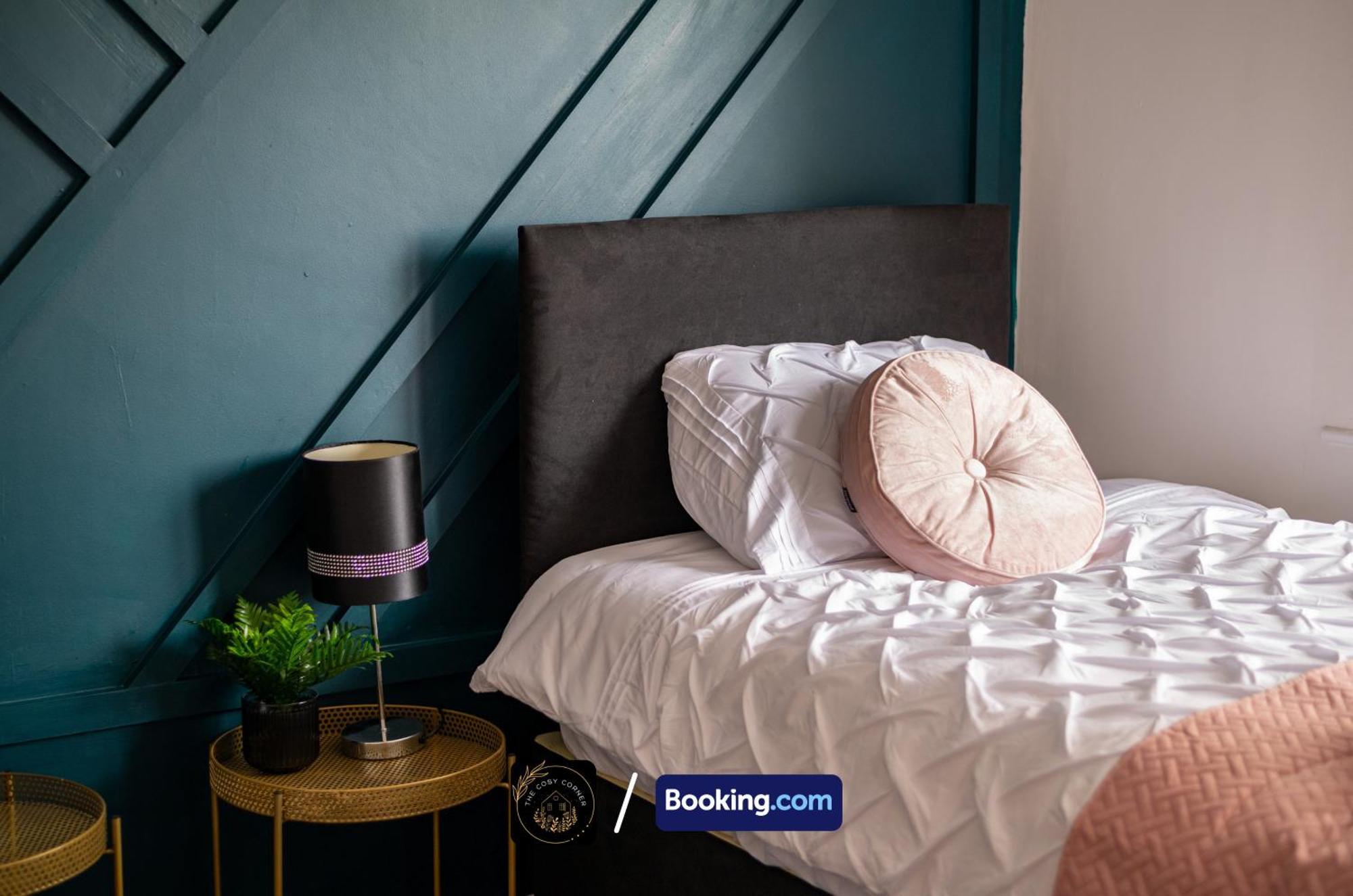 Cosy 3-Bed House, Garden & Free Parking In Stretford Apartment Манчестър Екстериор снимка