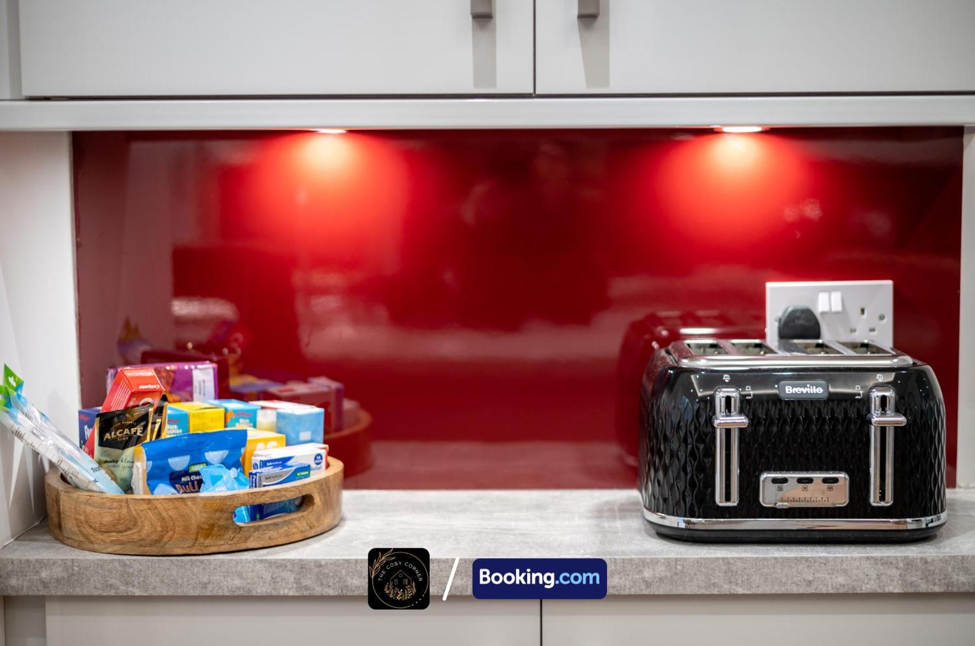 Cosy 3-Bed House, Garden & Free Parking In Stretford Apartment Манчестър Екстериор снимка