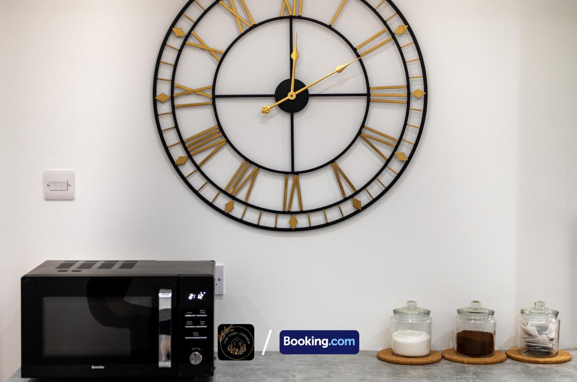 Cosy 3-Bed House, Garden & Free Parking In Stretford Apartment Манчестър Екстериор снимка