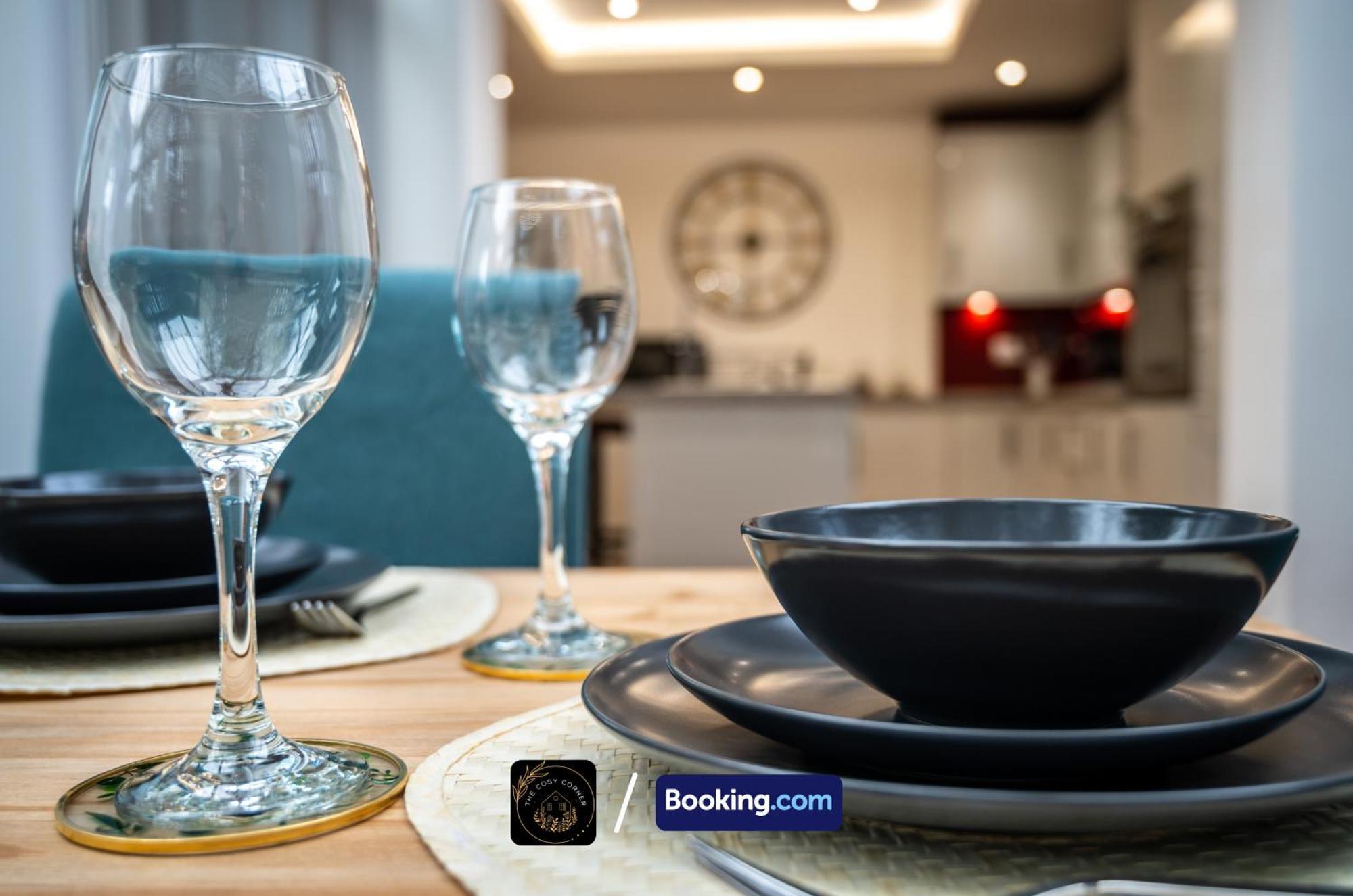 Cosy 3-Bed House, Garden & Free Parking In Stretford Apartment Манчестър Екстериор снимка