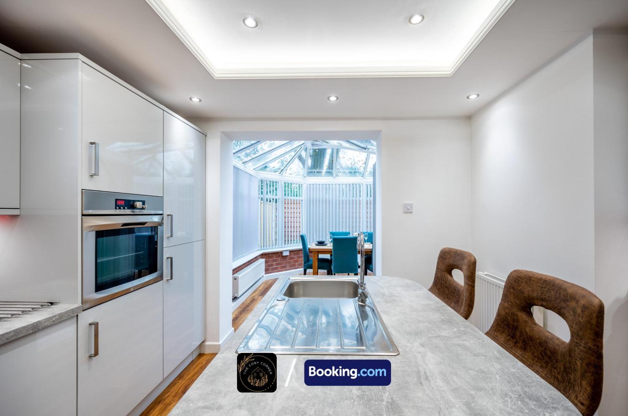 Cosy 3-Bed House, Garden & Free Parking In Stretford Apartment Манчестър Екстериор снимка