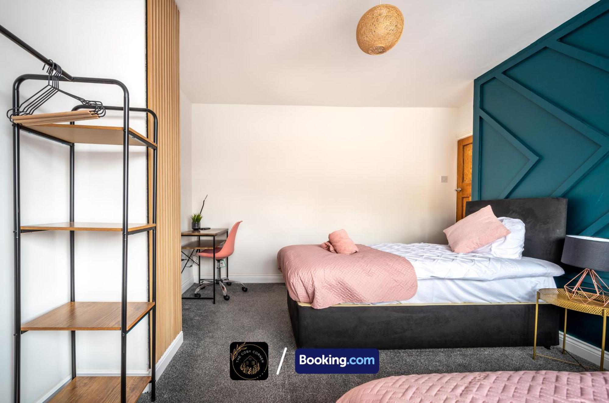 Cosy 3-Bed House, Garden & Free Parking In Stretford Apartment Манчестър Екстериор снимка