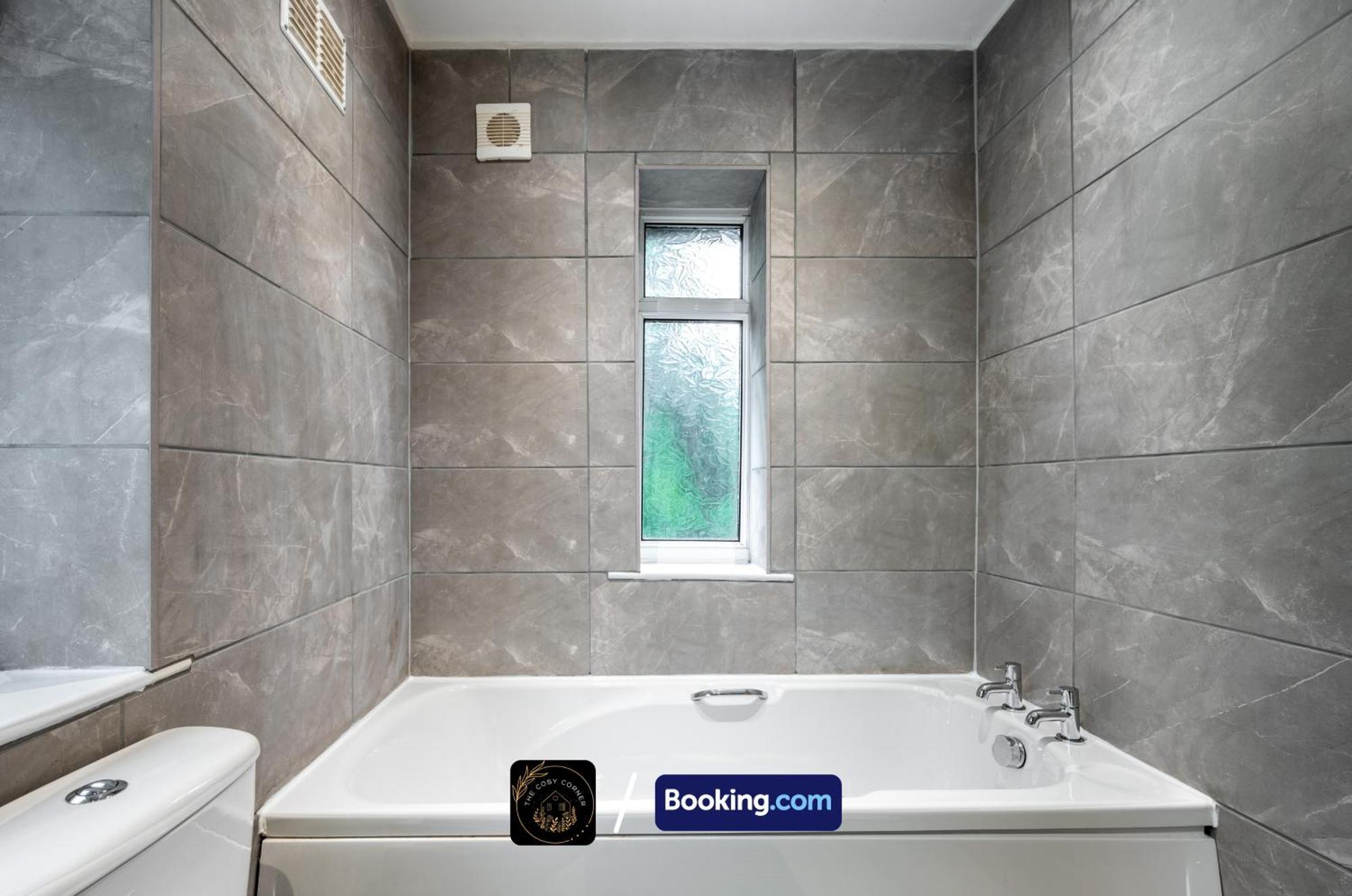 Cosy 3-Bed House, Garden & Free Parking In Stretford Apartment Манчестър Екстериор снимка