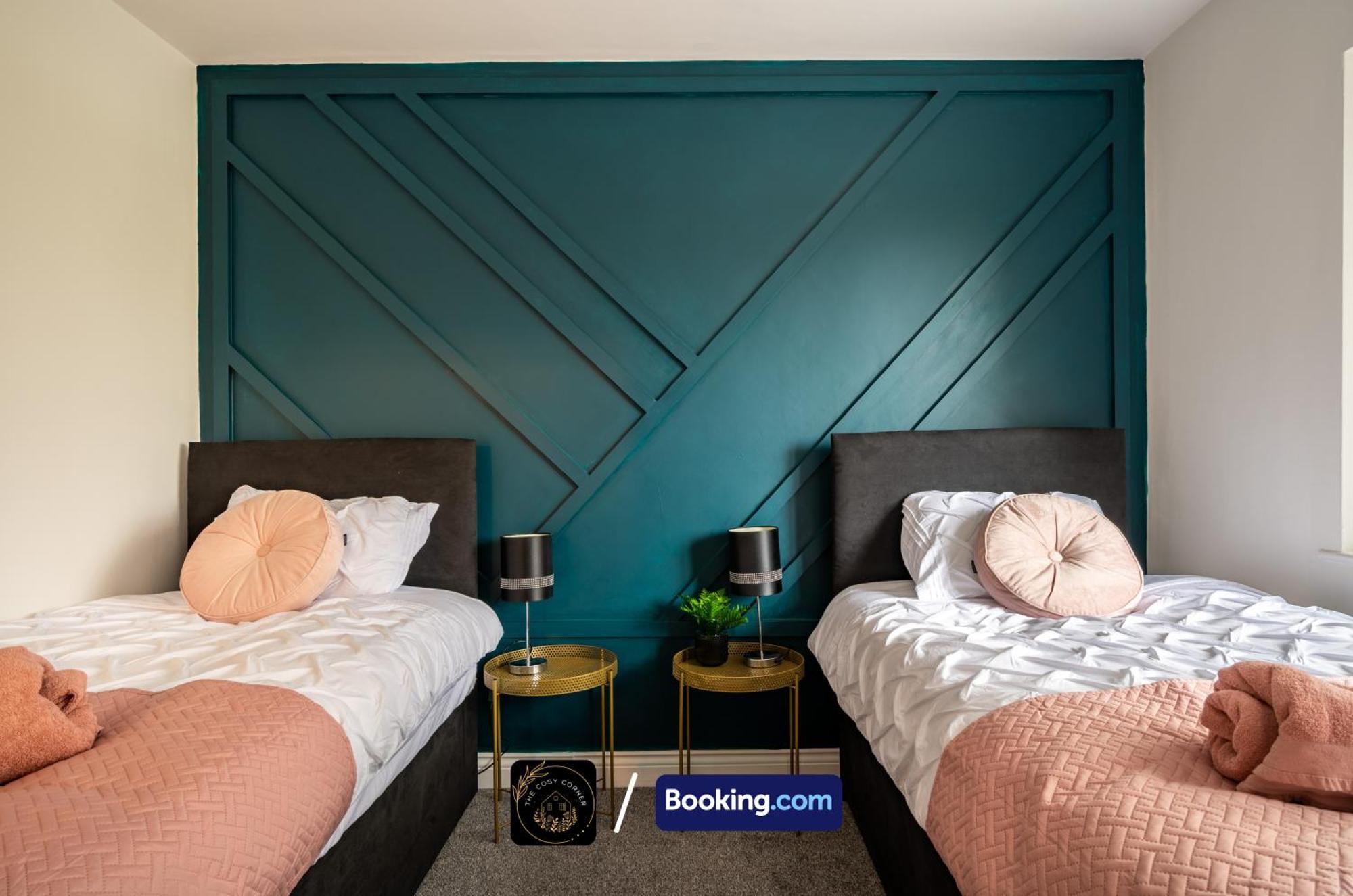 Cosy 3-Bed House, Garden & Free Parking In Stretford Apartment Манчестър Екстериор снимка
