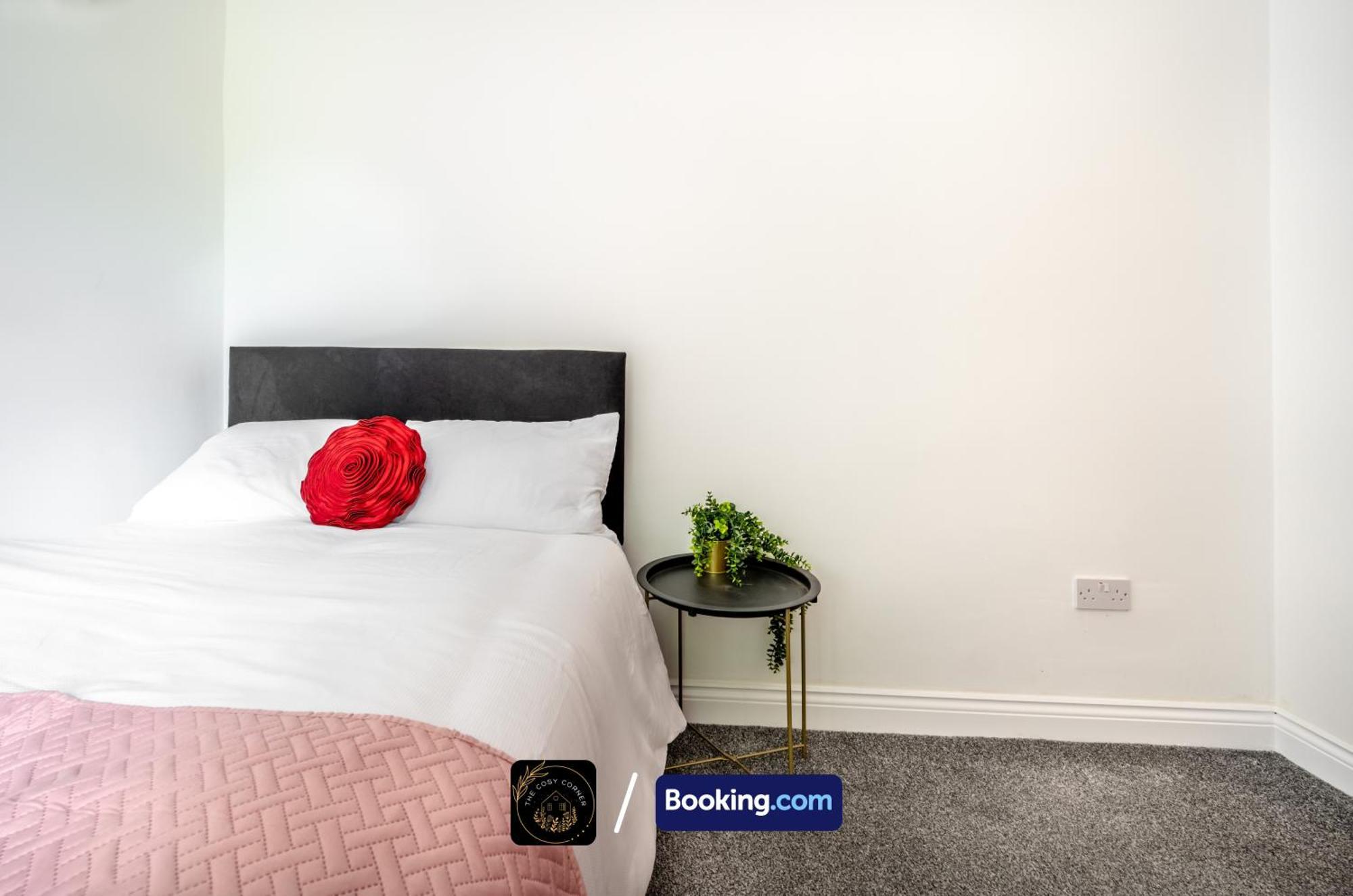 Cosy 3-Bed House, Garden & Free Parking In Stretford Apartment Манчестър Екстериор снимка