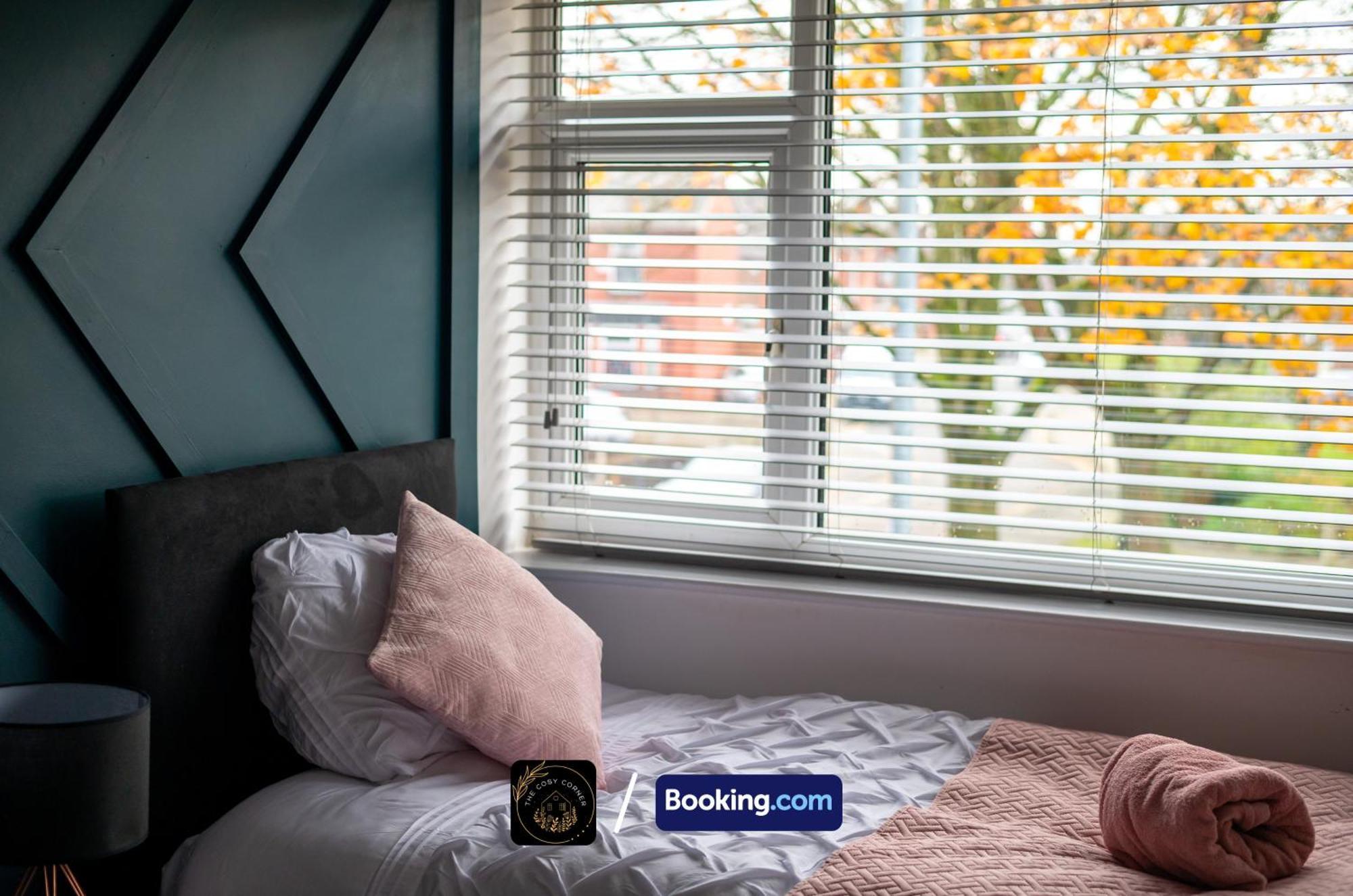Cosy 3-Bed House, Garden & Free Parking In Stretford Apartment Манчестър Екстериор снимка