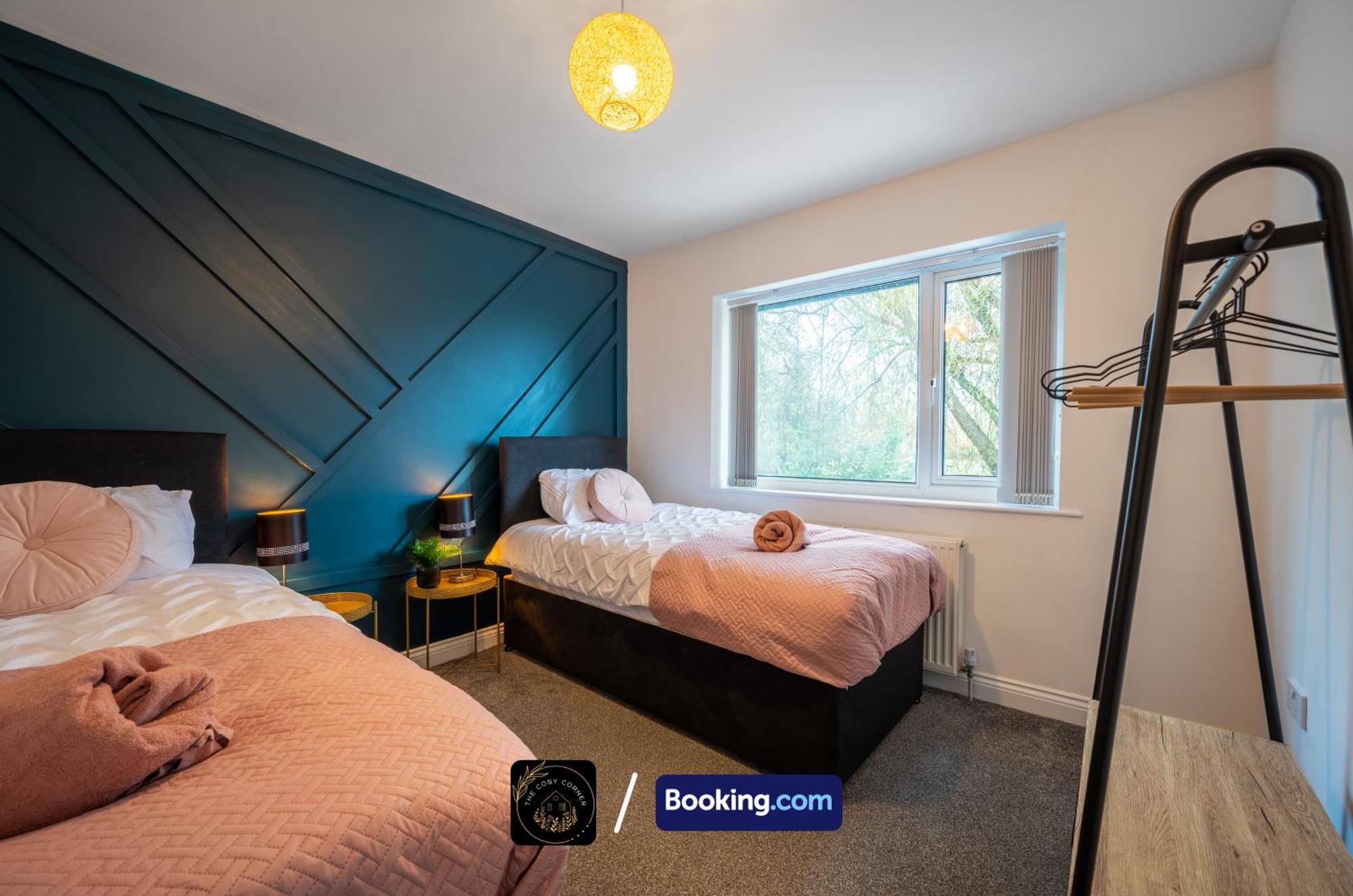 Cosy 3-Bed House, Garden & Free Parking In Stretford Apartment Манчестър Екстериор снимка