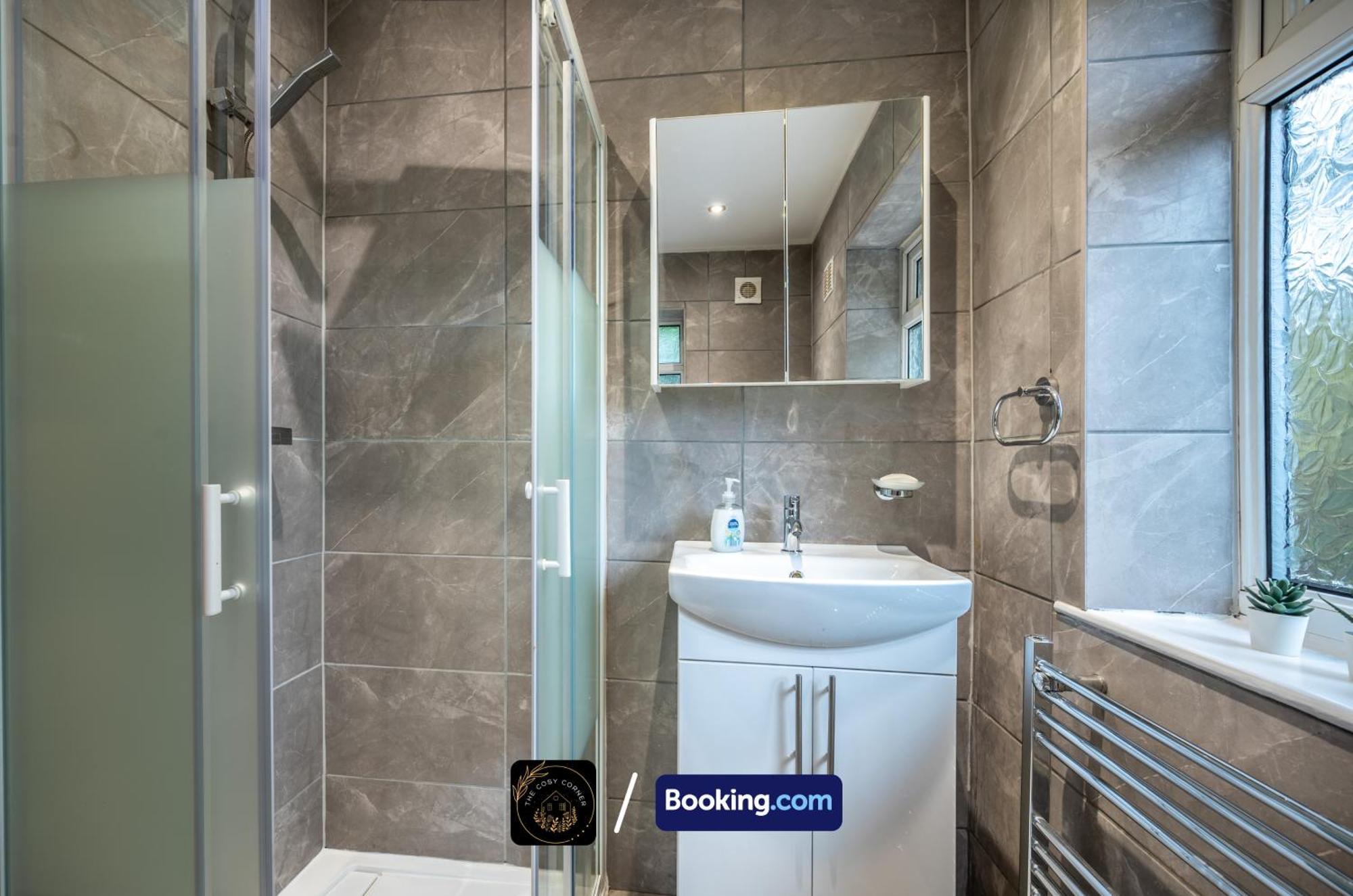 Cosy 3-Bed House, Garden & Free Parking In Stretford Apartment Манчестър Екстериор снимка