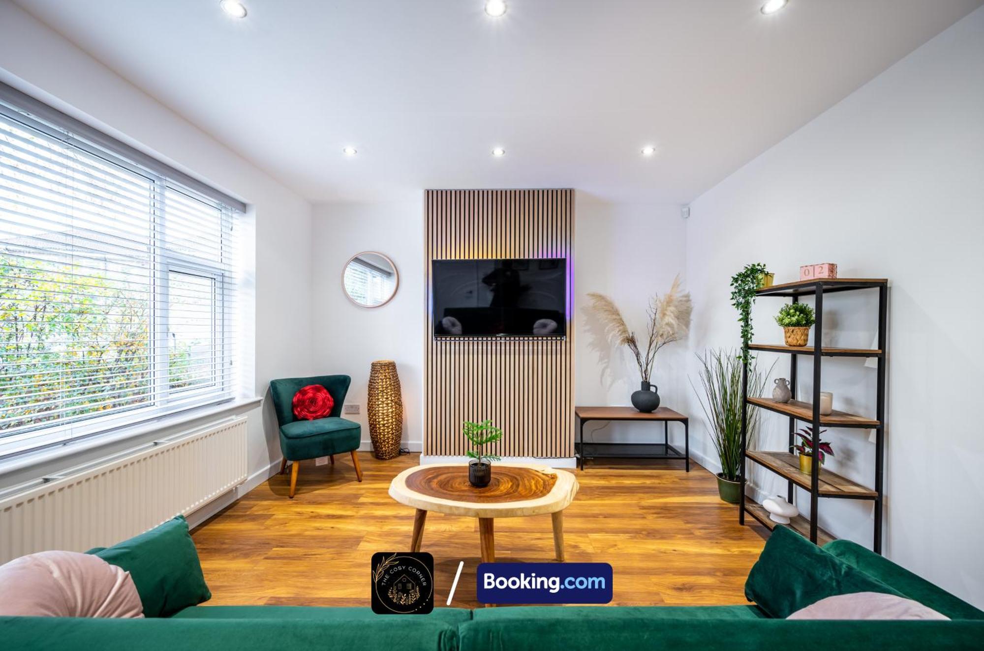 Cosy 3-Bed House, Garden & Free Parking In Stretford Apartment Манчестър Екстериор снимка