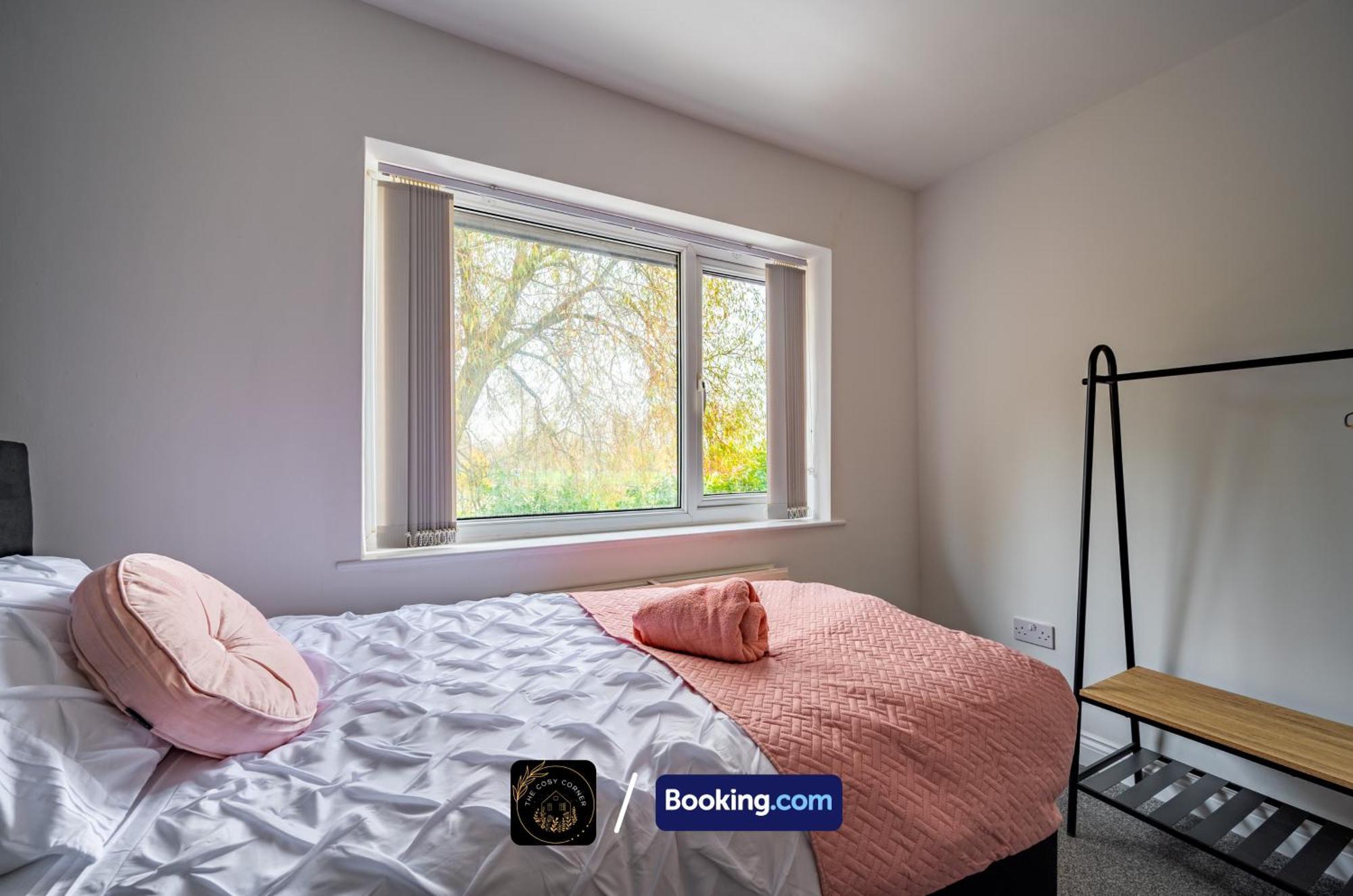 Cosy 3-Bed House, Garden & Free Parking In Stretford Apartment Манчестър Екстериор снимка