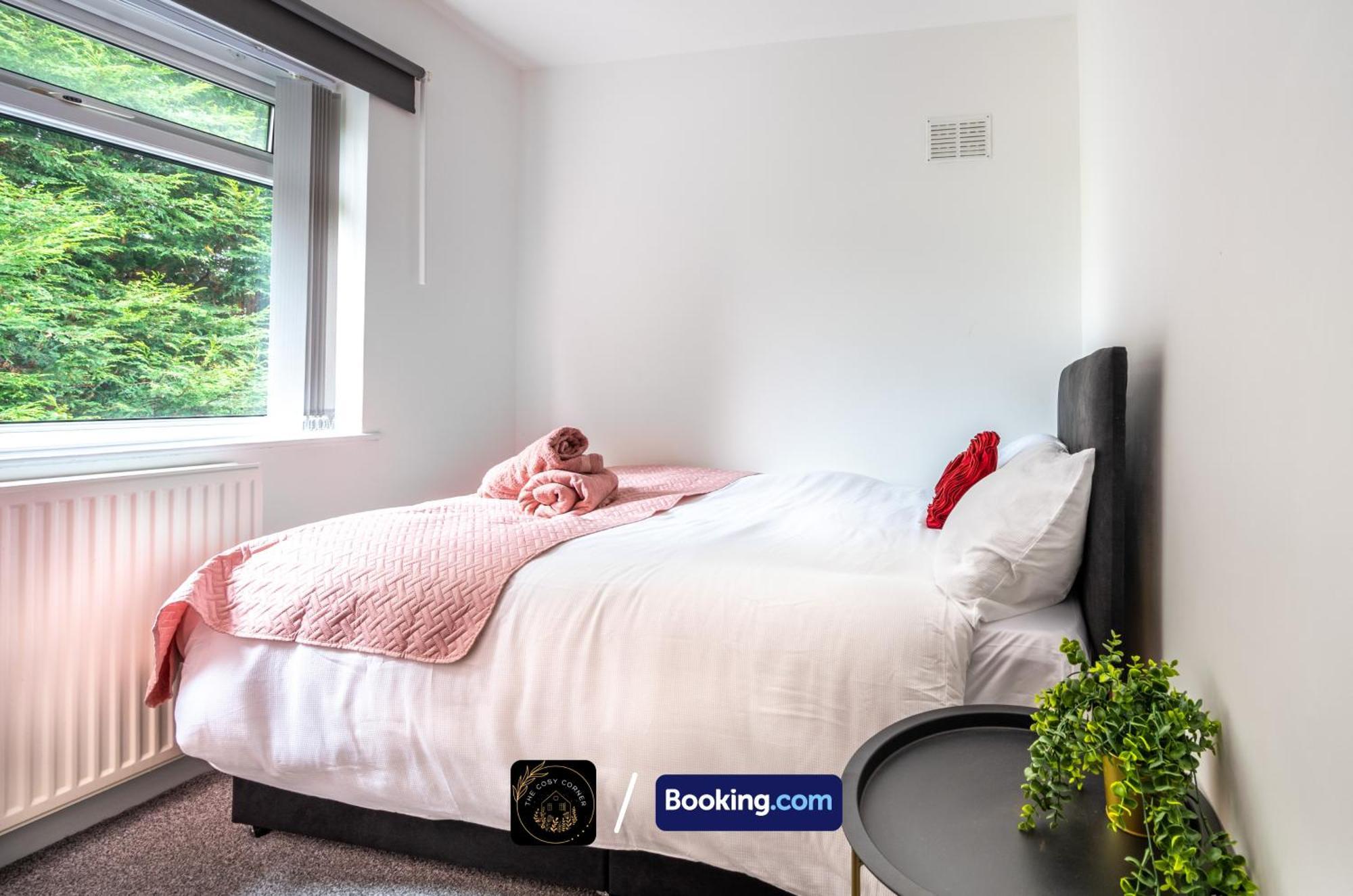Cosy 3-Bed House, Garden & Free Parking In Stretford Apartment Манчестър Екстериор снимка