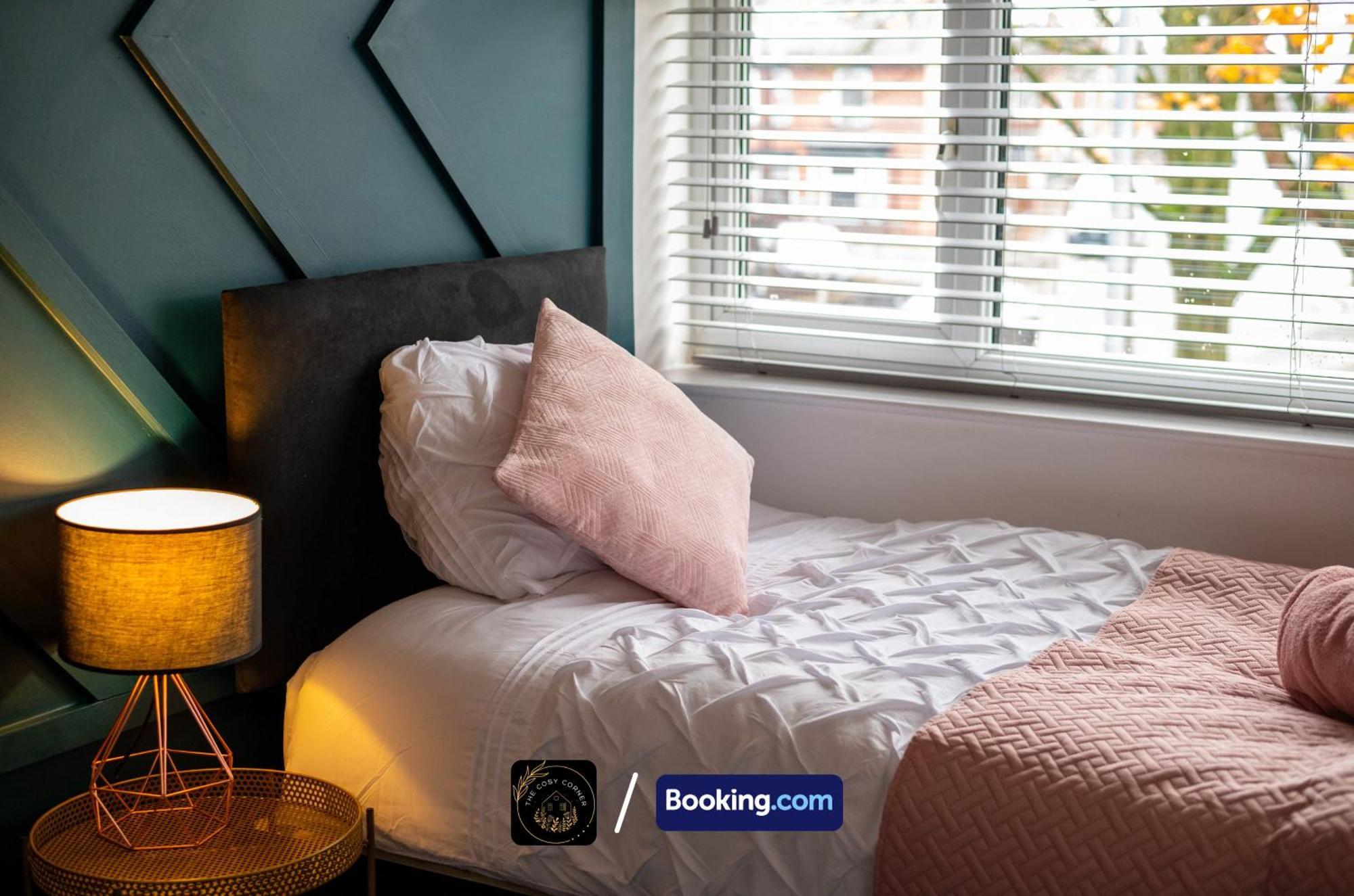 Cosy 3-Bed House, Garden & Free Parking In Stretford Apartment Манчестър Екстериор снимка