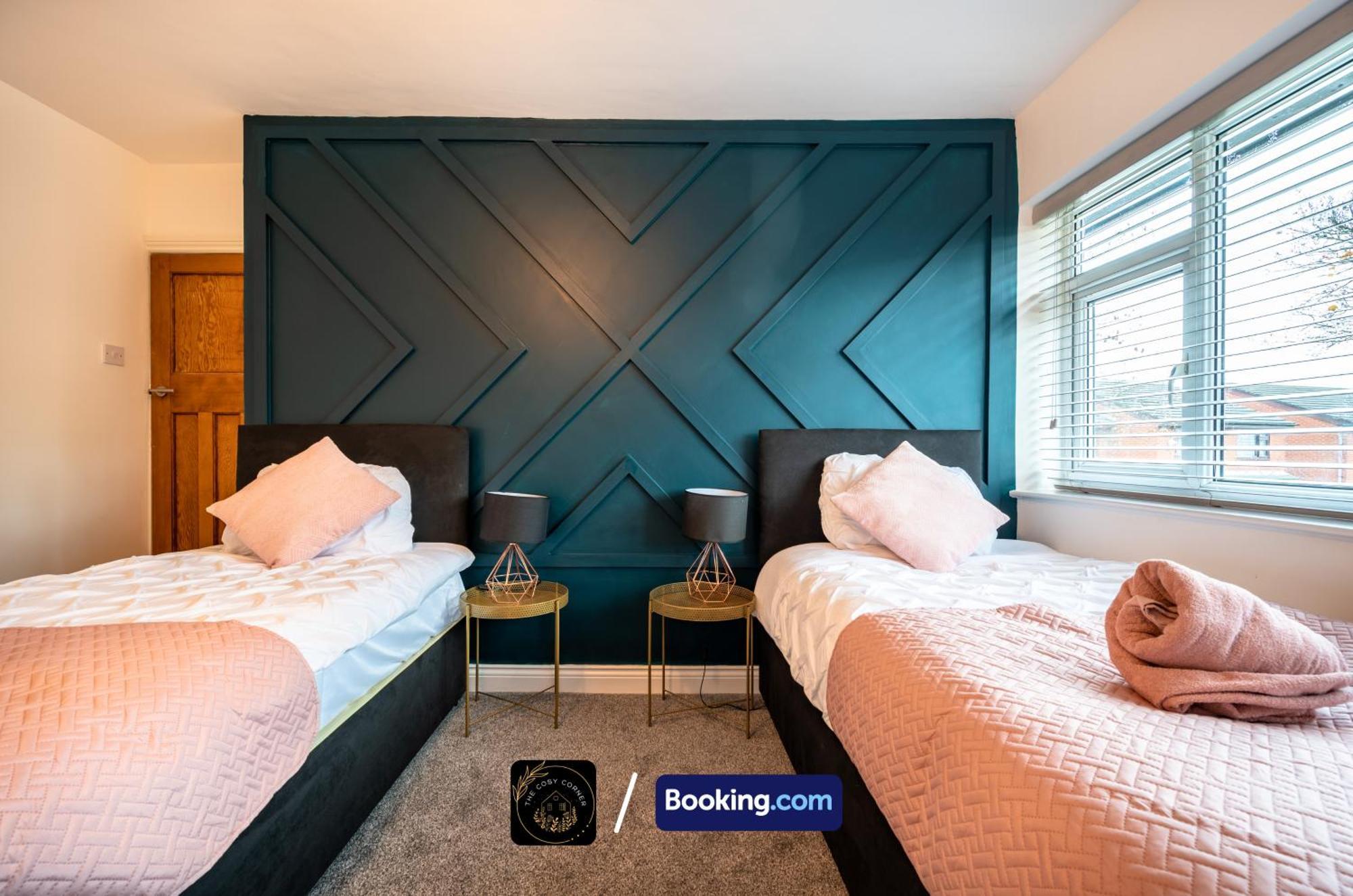 Cosy 3-Bed House, Garden & Free Parking In Stretford Apartment Манчестър Екстериор снимка