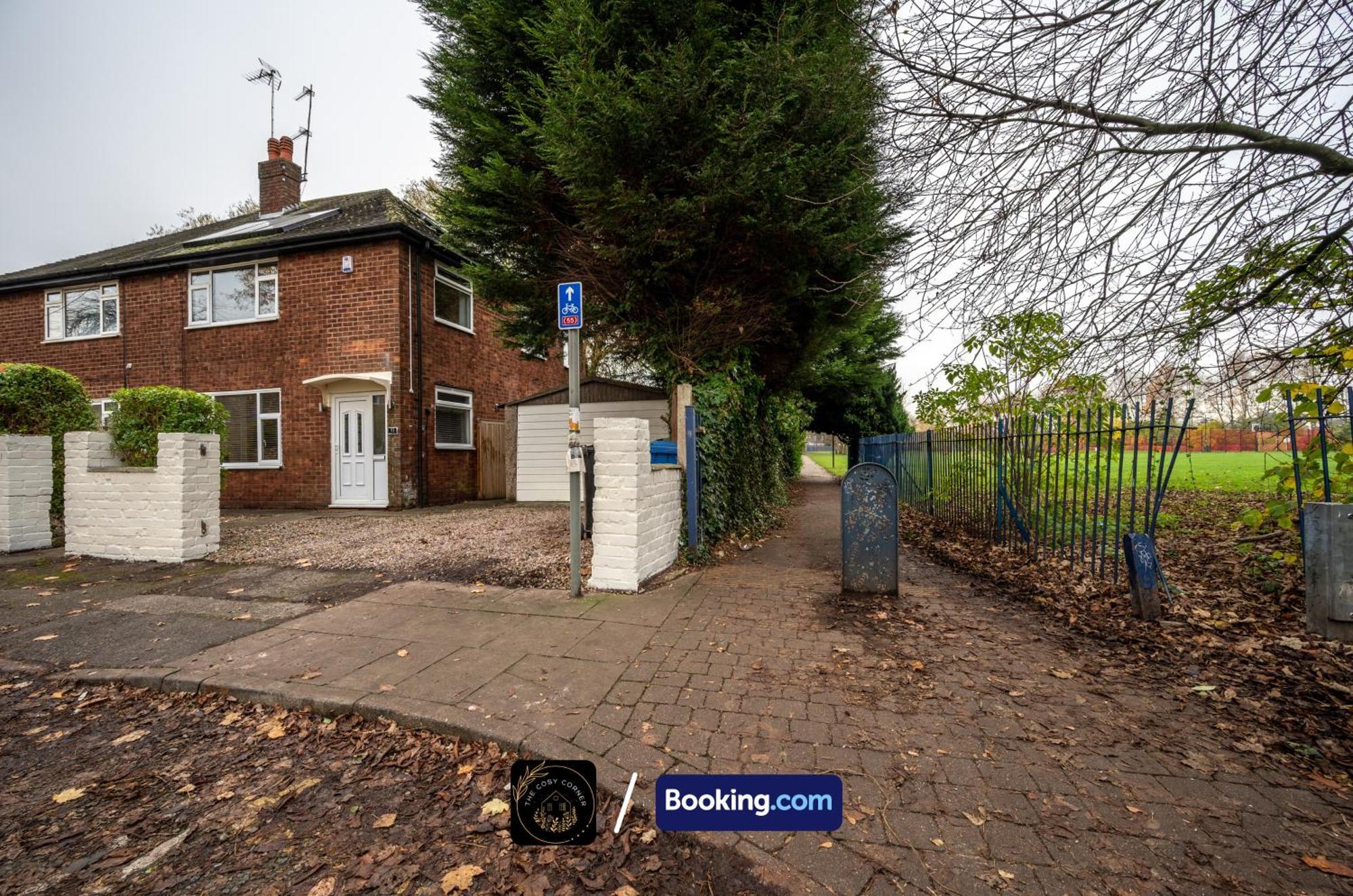 Cosy 3-Bed House, Garden & Free Parking In Stretford Apartment Манчестър Екстериор снимка