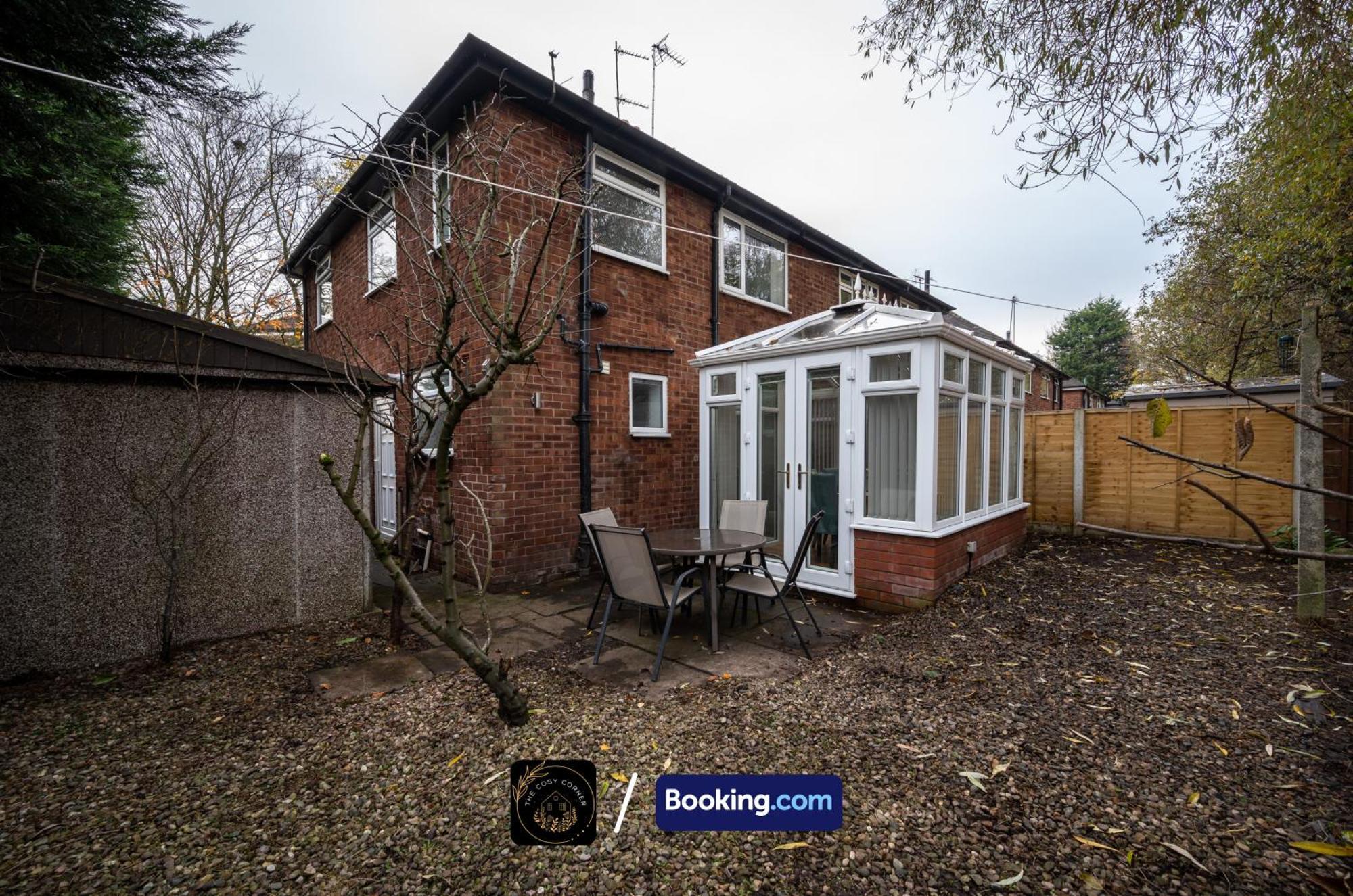Cosy 3-Bed House, Garden & Free Parking In Stretford Apartment Манчестър Екстериор снимка
